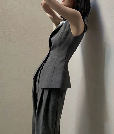 Брючный костюм с жилеткой