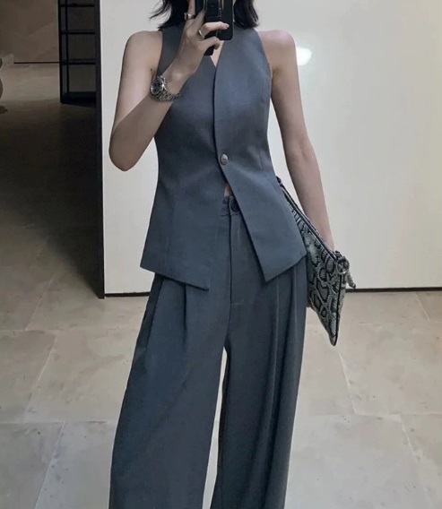 Брючный костюм с жилеткой