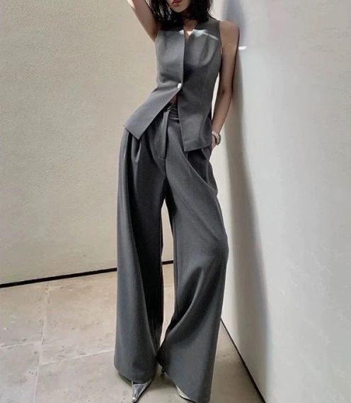 Брючный костюм с жилеткой