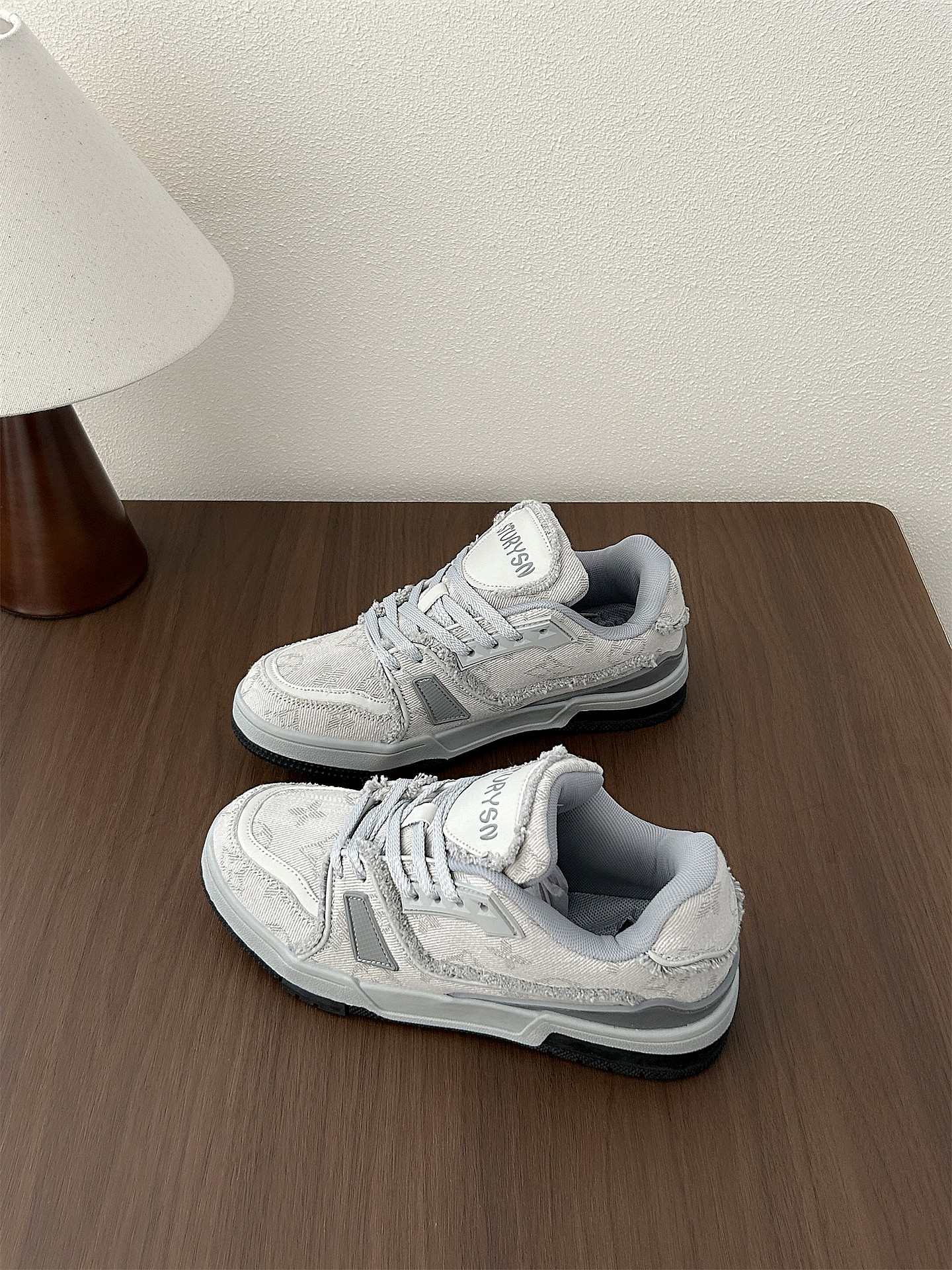 Мужские кроссовки в гонконгском стиле