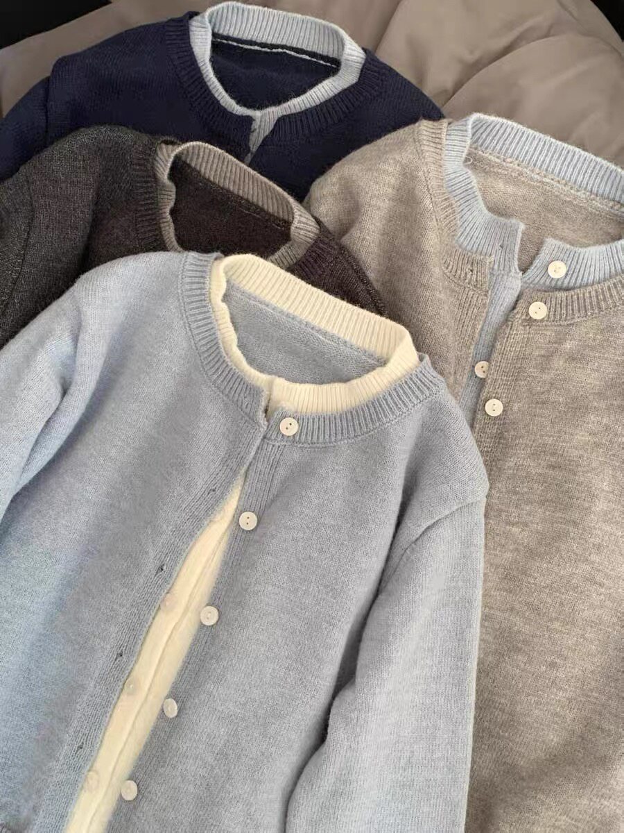 Женский серый вязаный кардиган-пальто в корейском стиле для поздней осени, сочетающий в себе цветовые блоки, — это расслабленный и изысканный вариант верхней одежды.