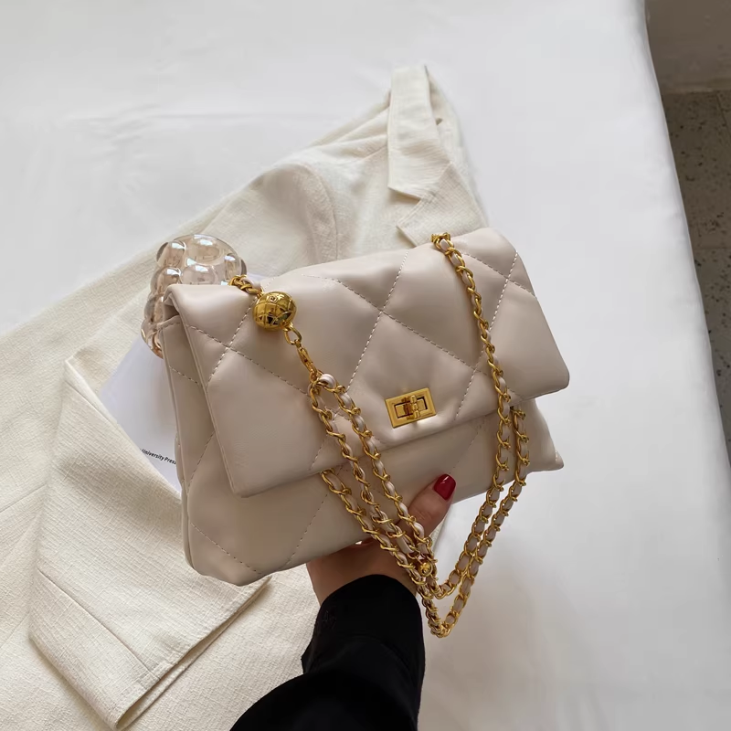 Женская сумка на цепочке