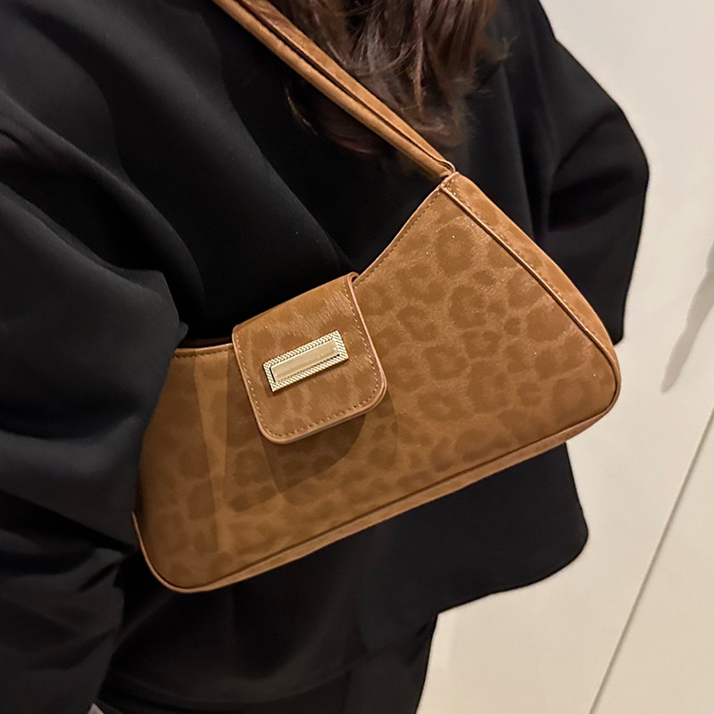 Сумка-багет с леопардовым принтом