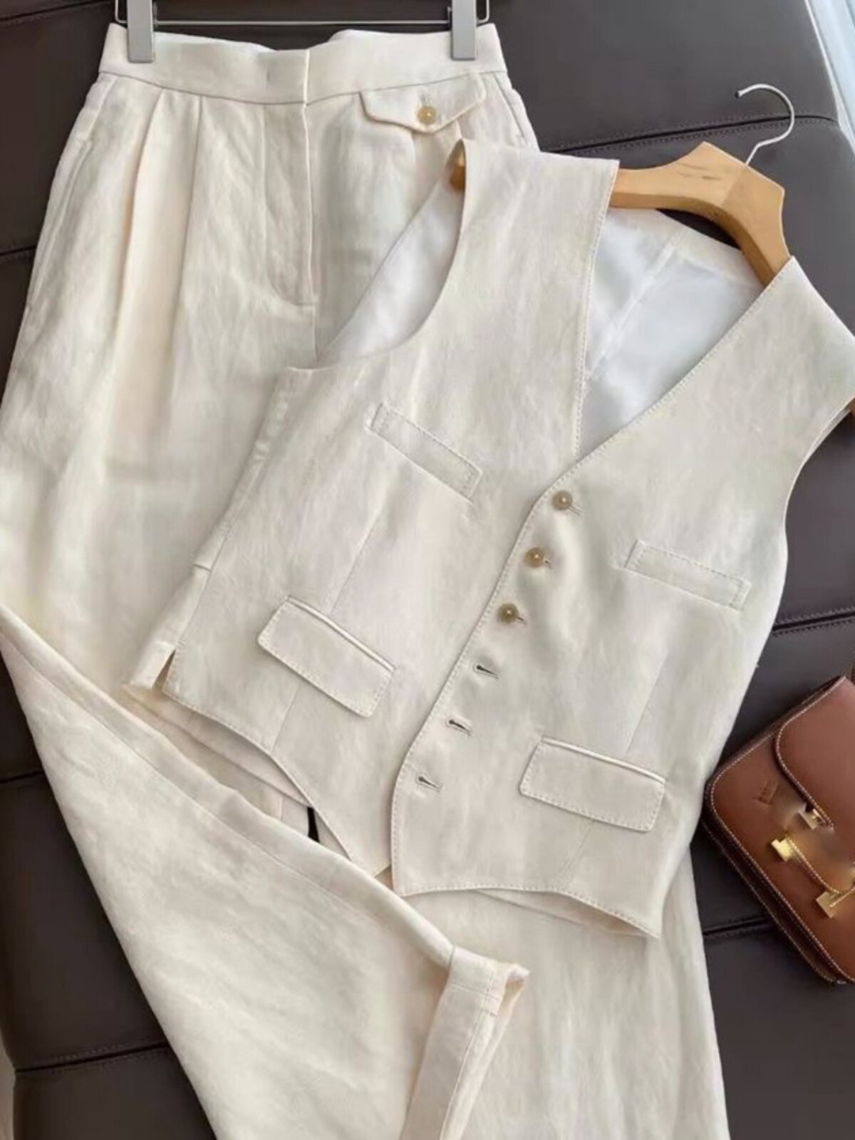 Летний костюм с жилеткой и брюкам