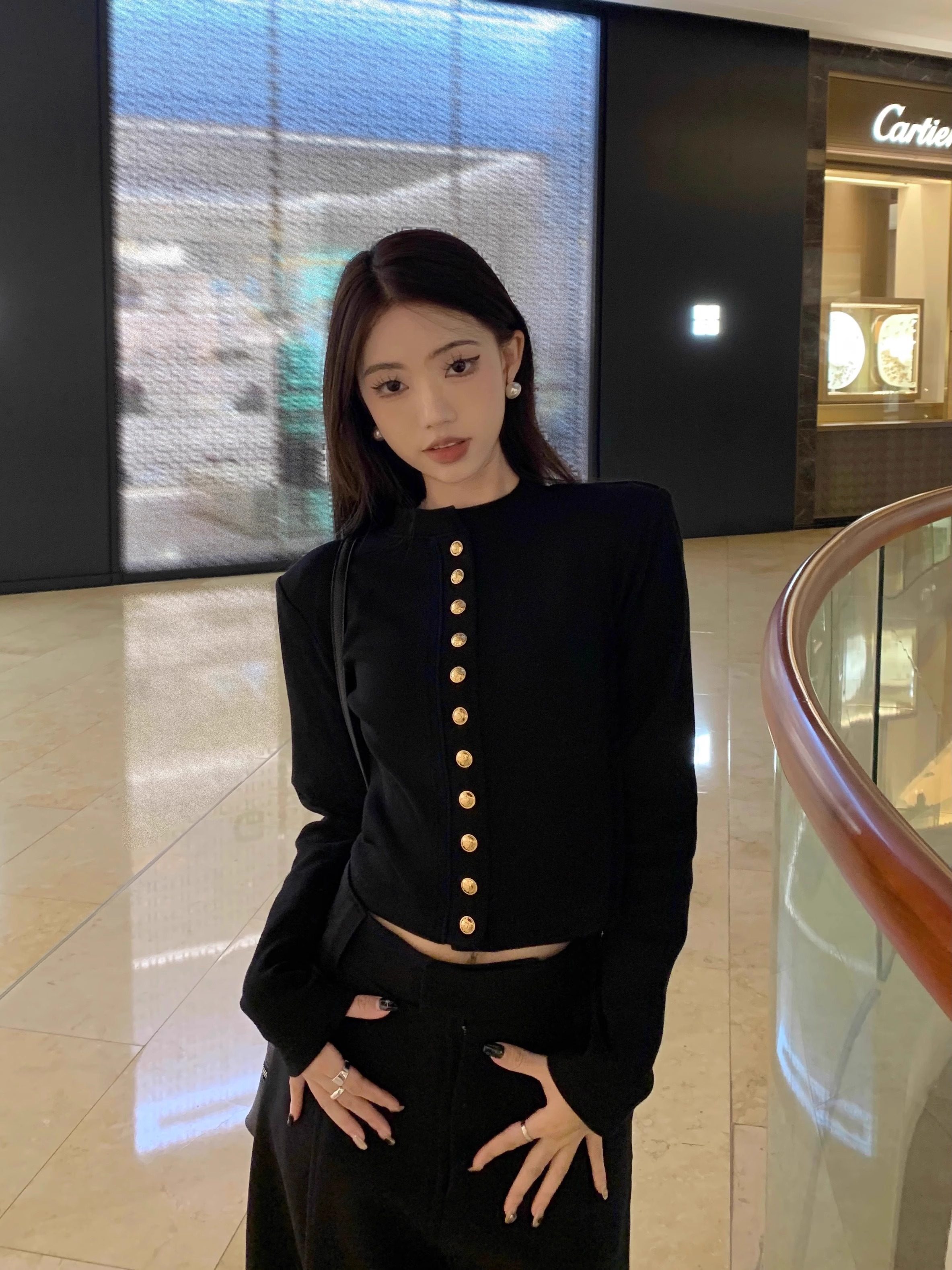 Укороченный жакет на пуговицах