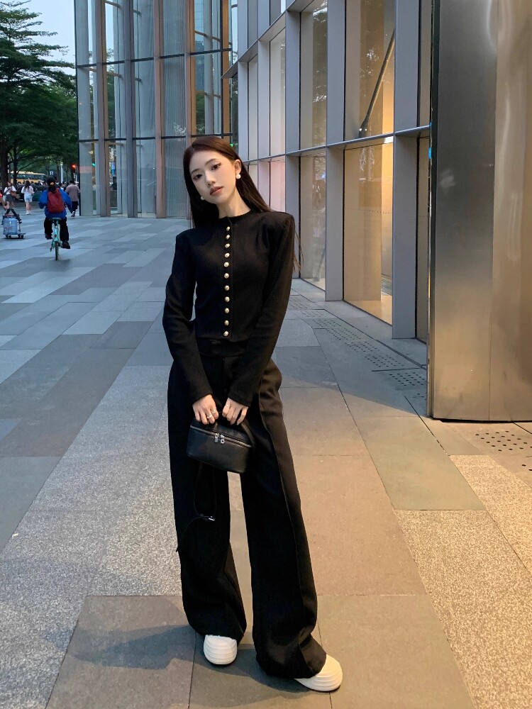 Укороченный жакет на пуговицах