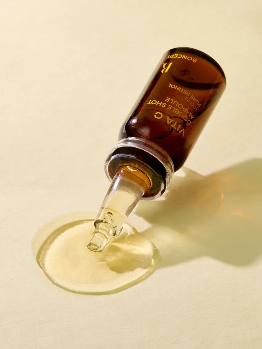 Ампула с ретинолом и капсула с чистым витамином C