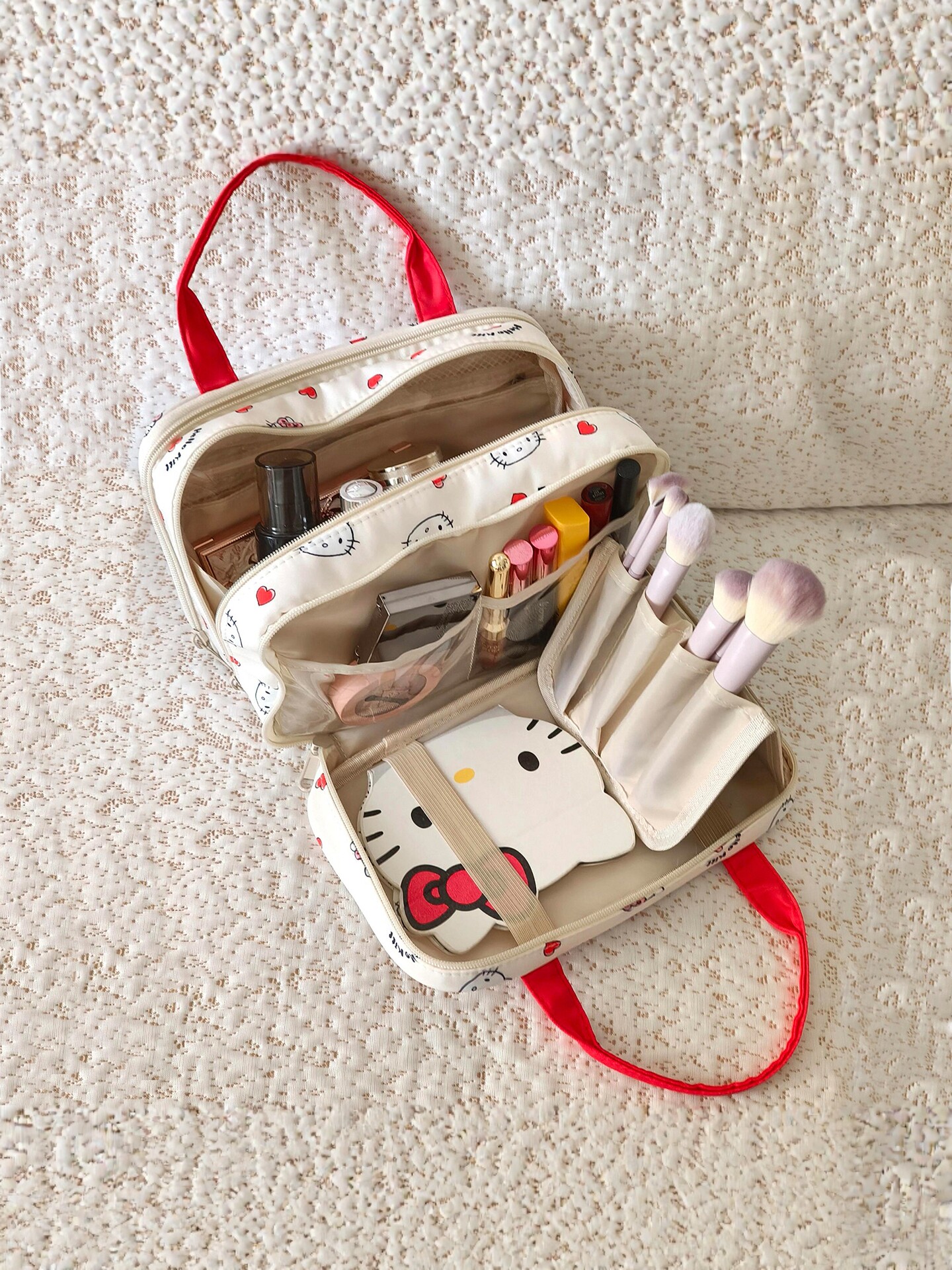 Милая косметичка Hello Kitty для женщин, новая модель 2026 года, вместительная, портативная дорожная косметичка.