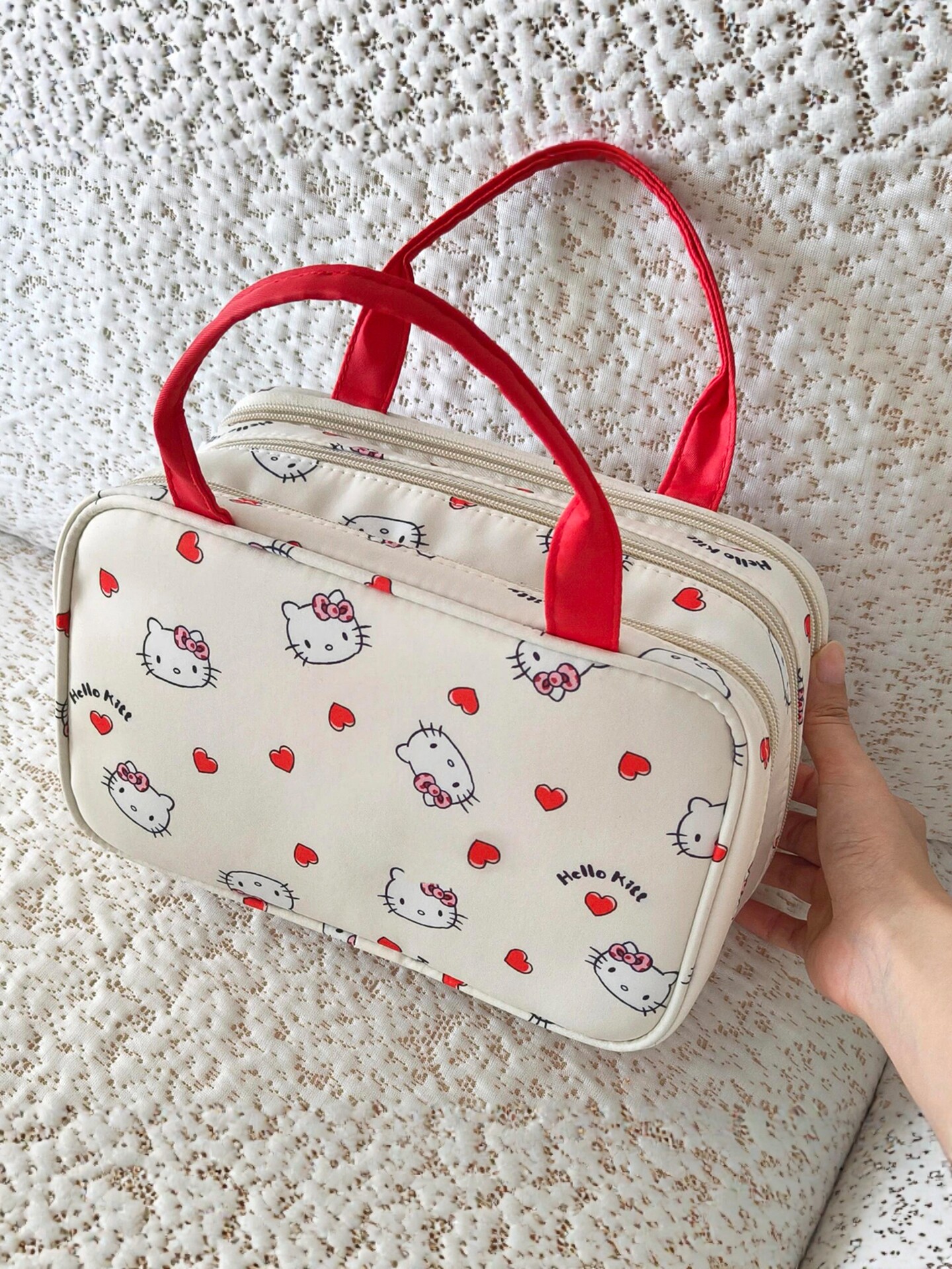 Милая косметичка Hello Kitty для женщин, новая модель 2026 года, вместительная, портативная дорожная косметичка.